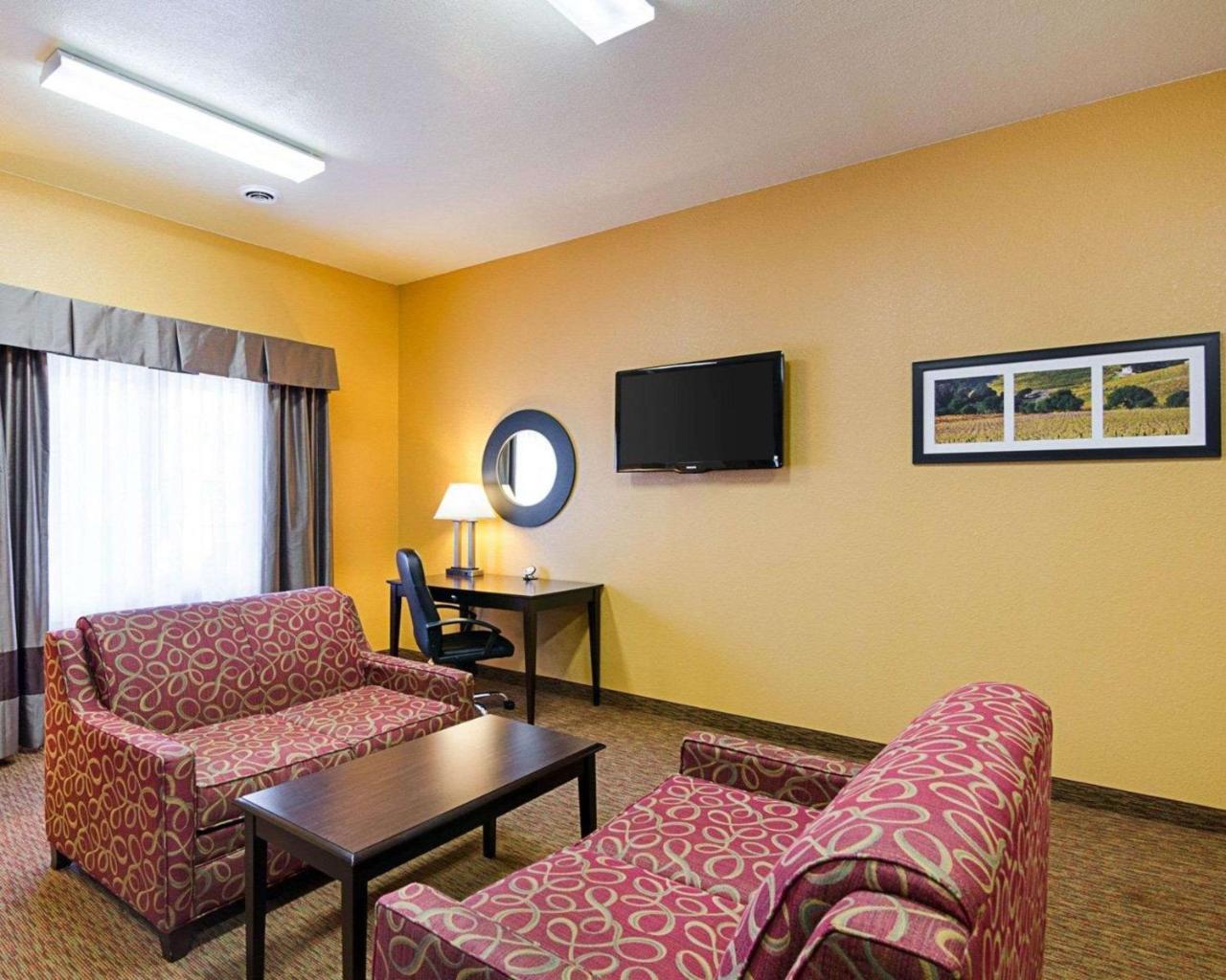 Comfort Inn & Suites Orange - Montpelier Exterior photo